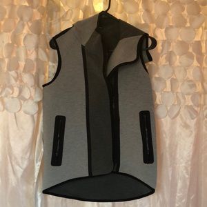 Hooded zipper vest